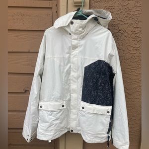 RIDE SNOWBOARDS - Snowboard Jacket. White with black skull detail. 5K Rating